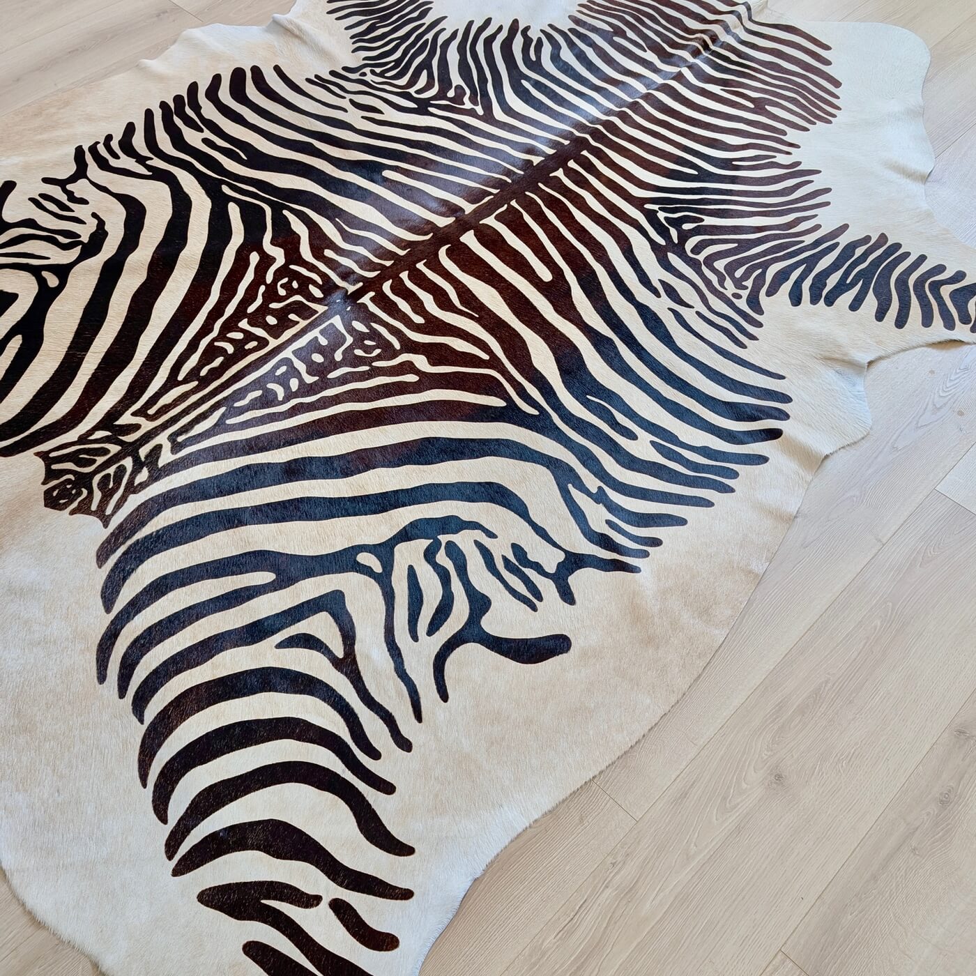 Covor din Piele de Vacă - Animal Print - Imprimeu Zebră (220x180 cm) - dungi negre de zebra - intinsa