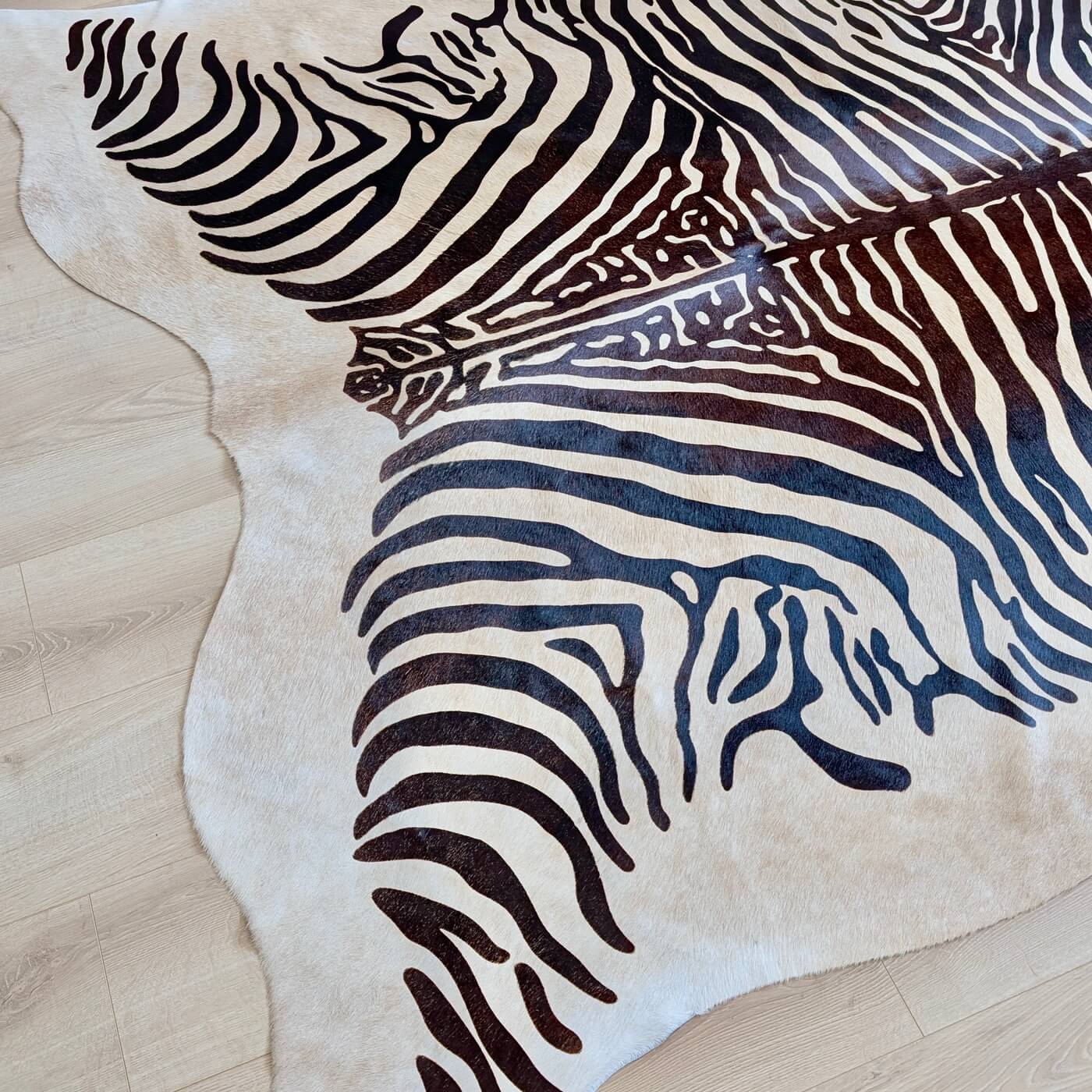 Covor din Piele de Vacă - Animal Print - Imprimeu Zebră (220x180 cm) - dungi negre de zebra - jos