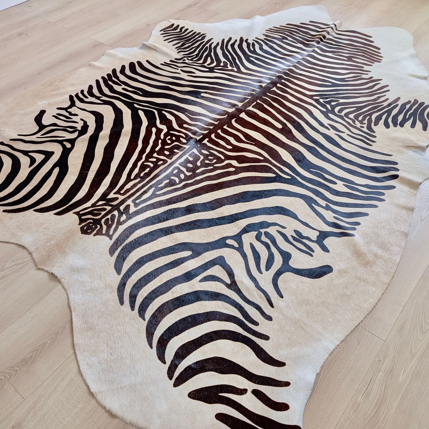 Covor din Piele de Vacă - Animal Print - Imprimeu Zebră (220x180 cm) - dungi negre de zebra - safari collection