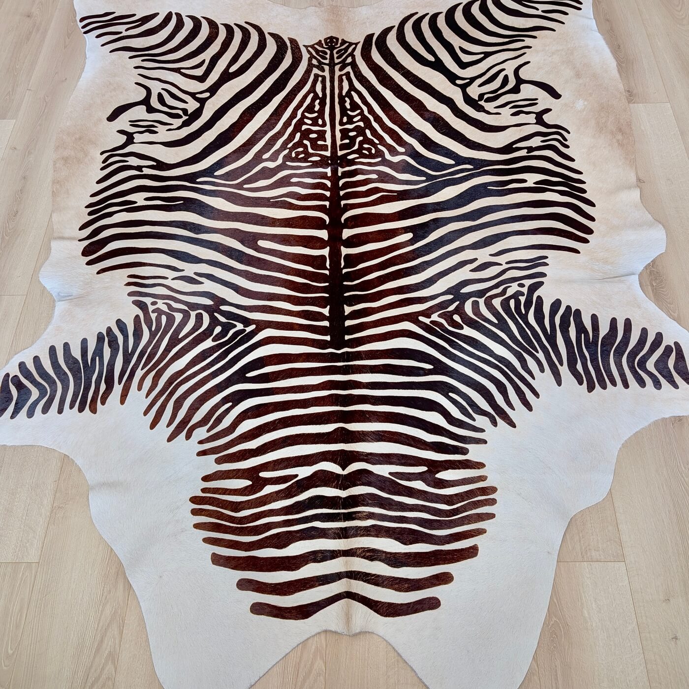 Covor din Piele de Vacă - Animal Print - Imprimeu Zebră (220x180 cm) - dungi negre de zebra - intinsa pe podea