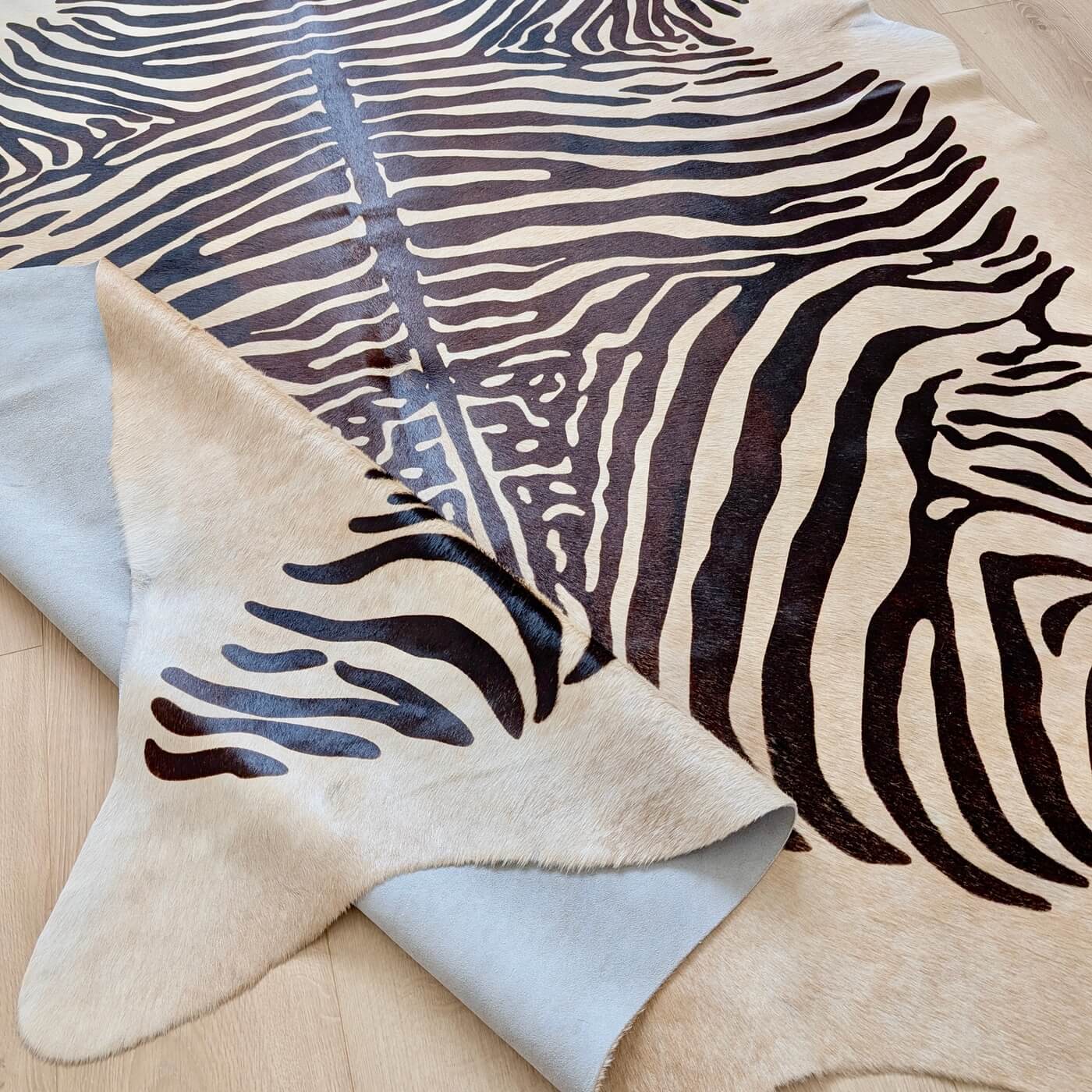 Covor din Piele de Vacă - Animal Print - Imprimeu Zebră (220x180 cm) - dungi negre de zebra - calitate premium