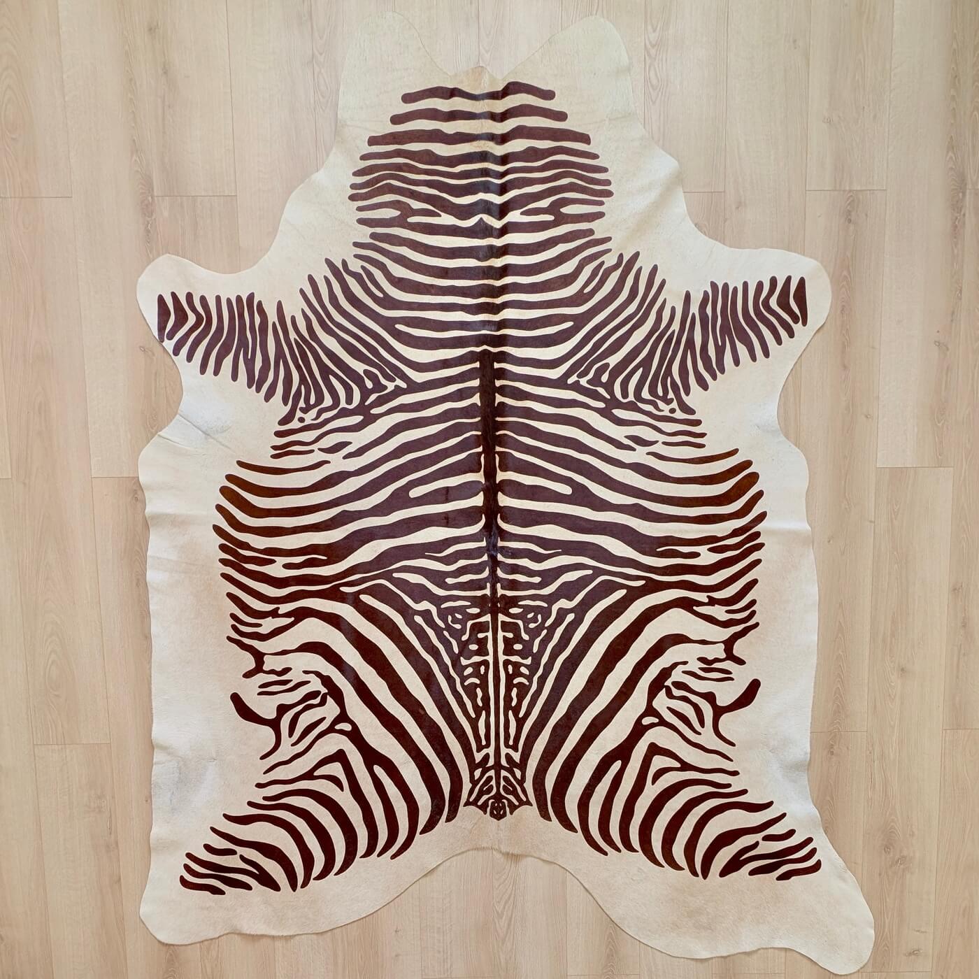 Covor din Piele de Vacă - Animal Print - Imprimeu Zebră (220x190 cm) - dungi negre pe fundal in nuante de bej deschis