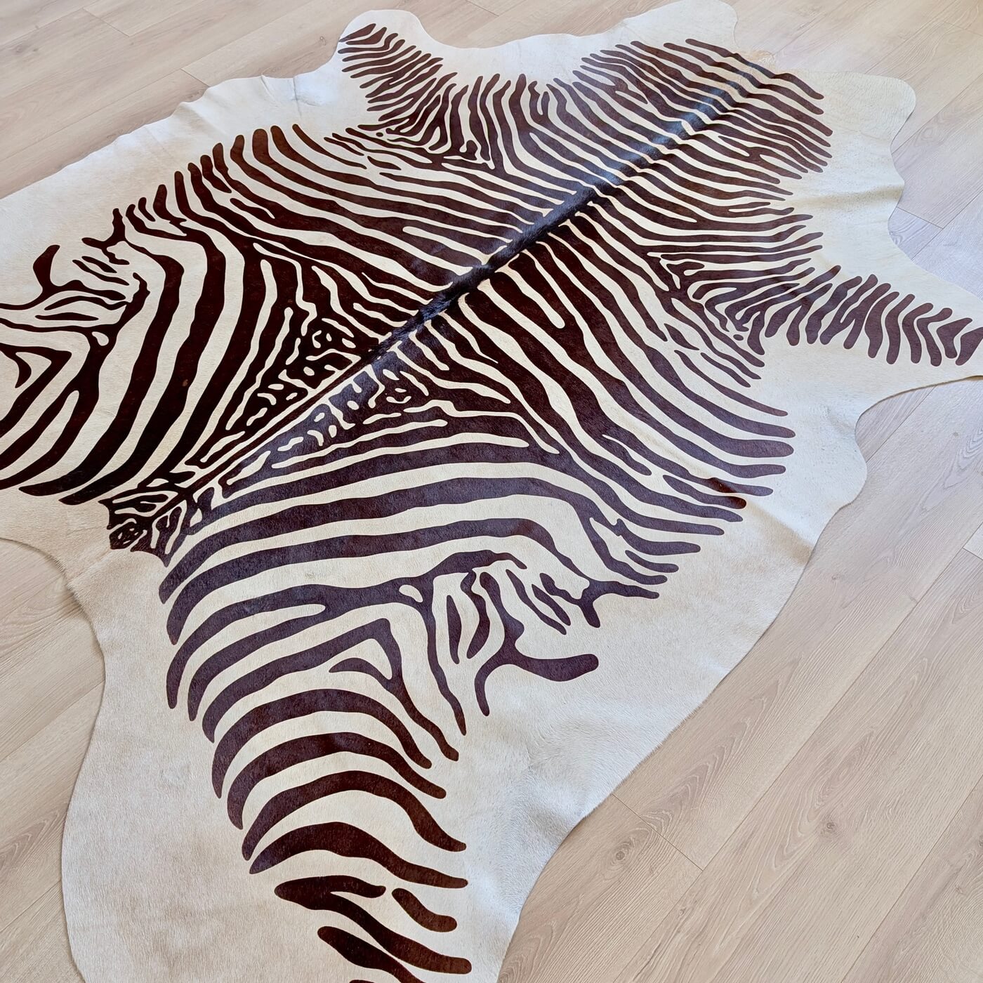 Covor din Piele de Vacă - Animal Print - Imprimeu Zebră (220x190 cm) - dungi negre pe fundal in nuante de bej deschis - pe podea