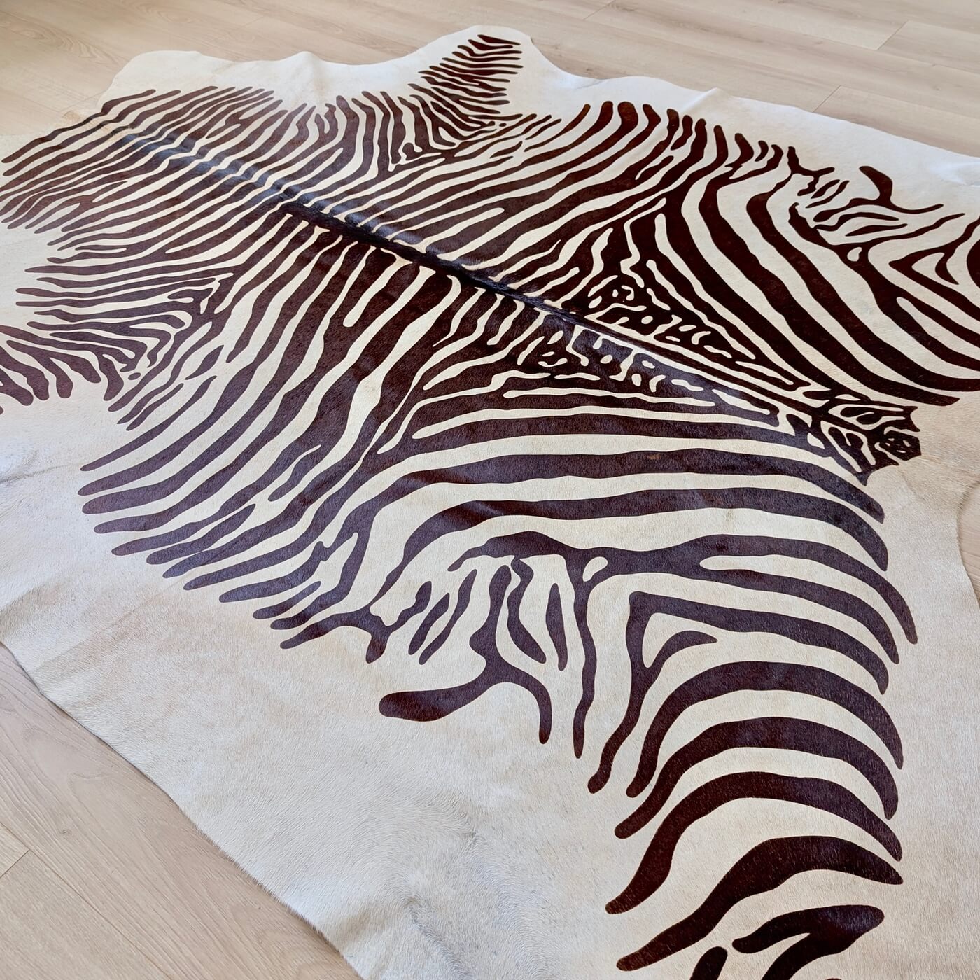 Covor din Piele de Vacă - Animal Print - Imprimeu Zebră (220x190 cm) - pe podea 2