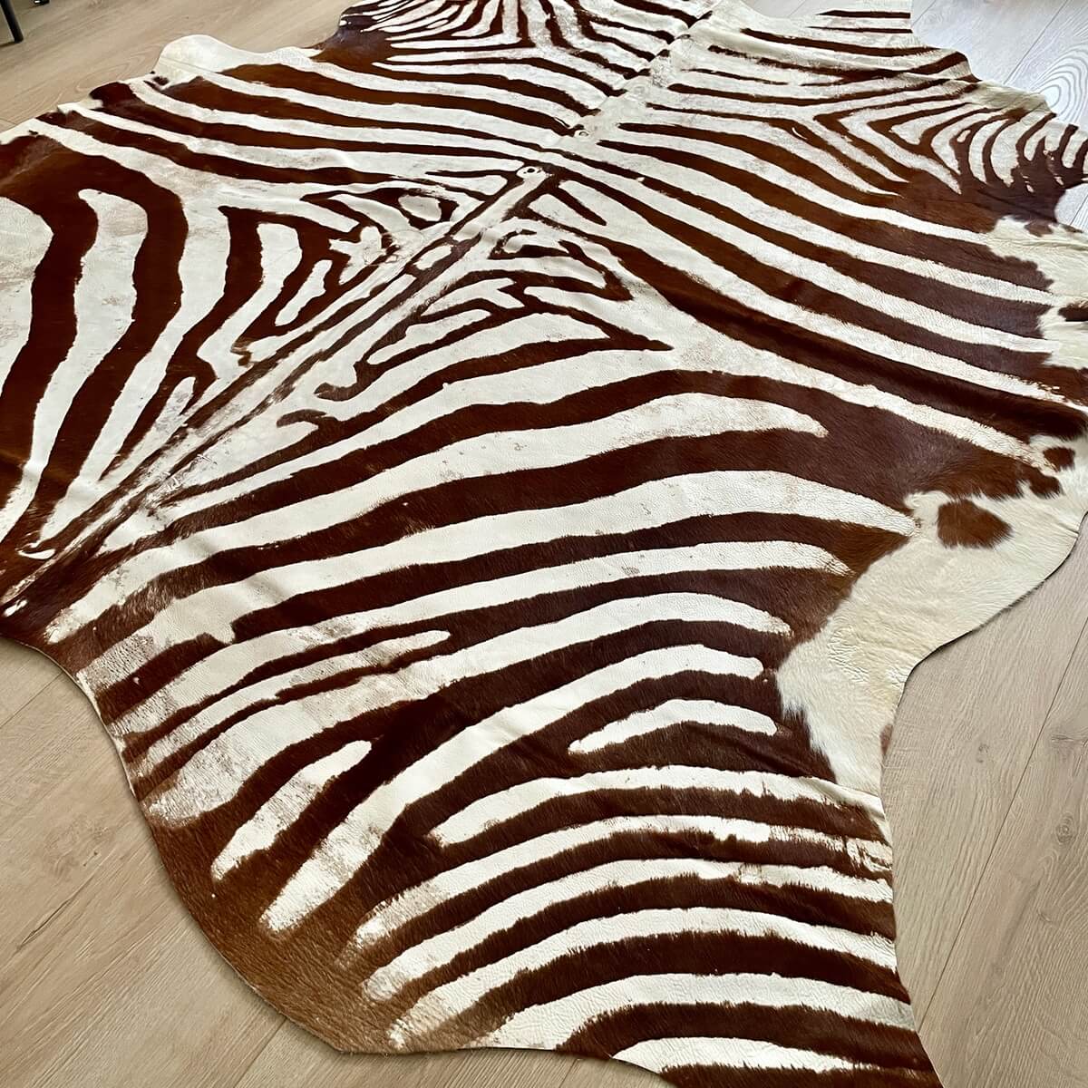 Covor din Piele de Vaca - Imprimeu Zebra cu efect Vintage - culori maro si crem - podea 1