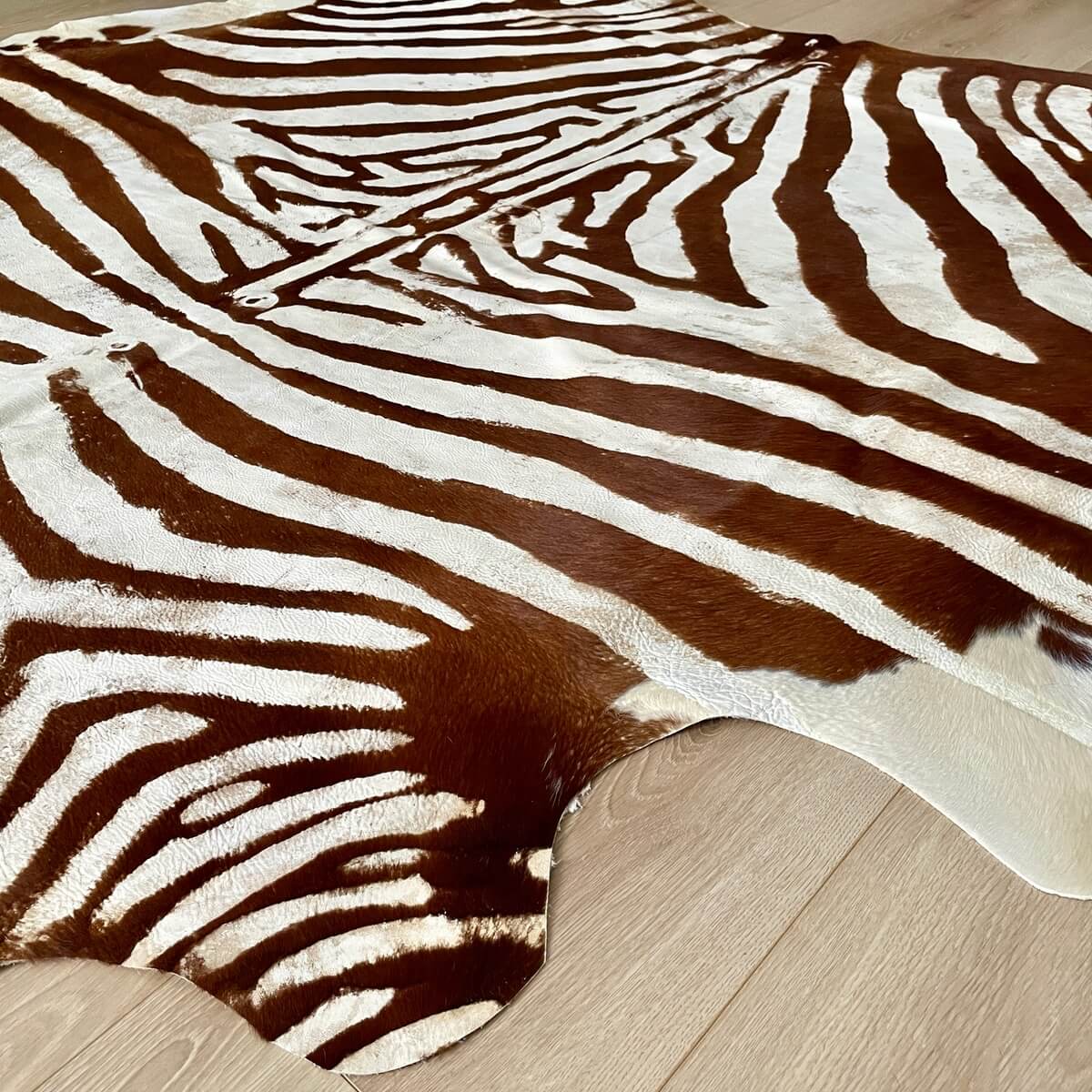 Covor din Piele de Vaca - Imprimeu Zebra cu efect Vintage - culori maro si crem - podea 3