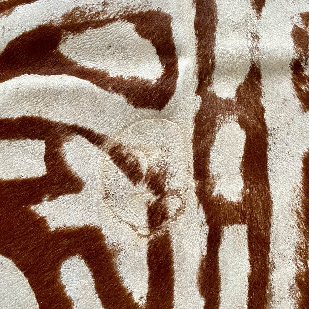 Covor din Piele de Vaca - Imprimeu Zebra cu efect Vintage - culori maro si crem - zoom 1