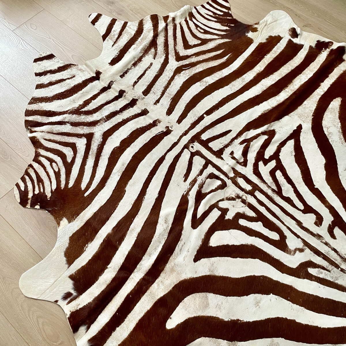 Covor din Piele de Vaca - Imprimeu Zebra cu efect Vintage - culori maro si crem - efect sters frumos si de calitate