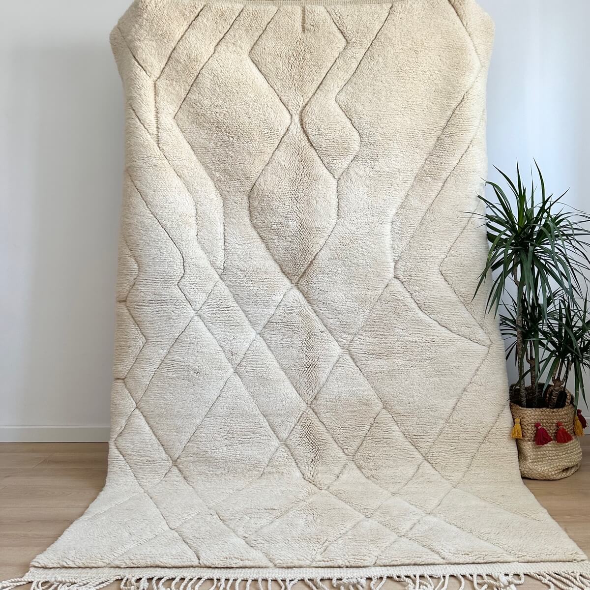 covor Beni Mrirt extrem de luxos, dens si pufos, realizat manual de artizani din Maroc prin innodare, model modern cu linii asimetrice nuante naturale alb crem,