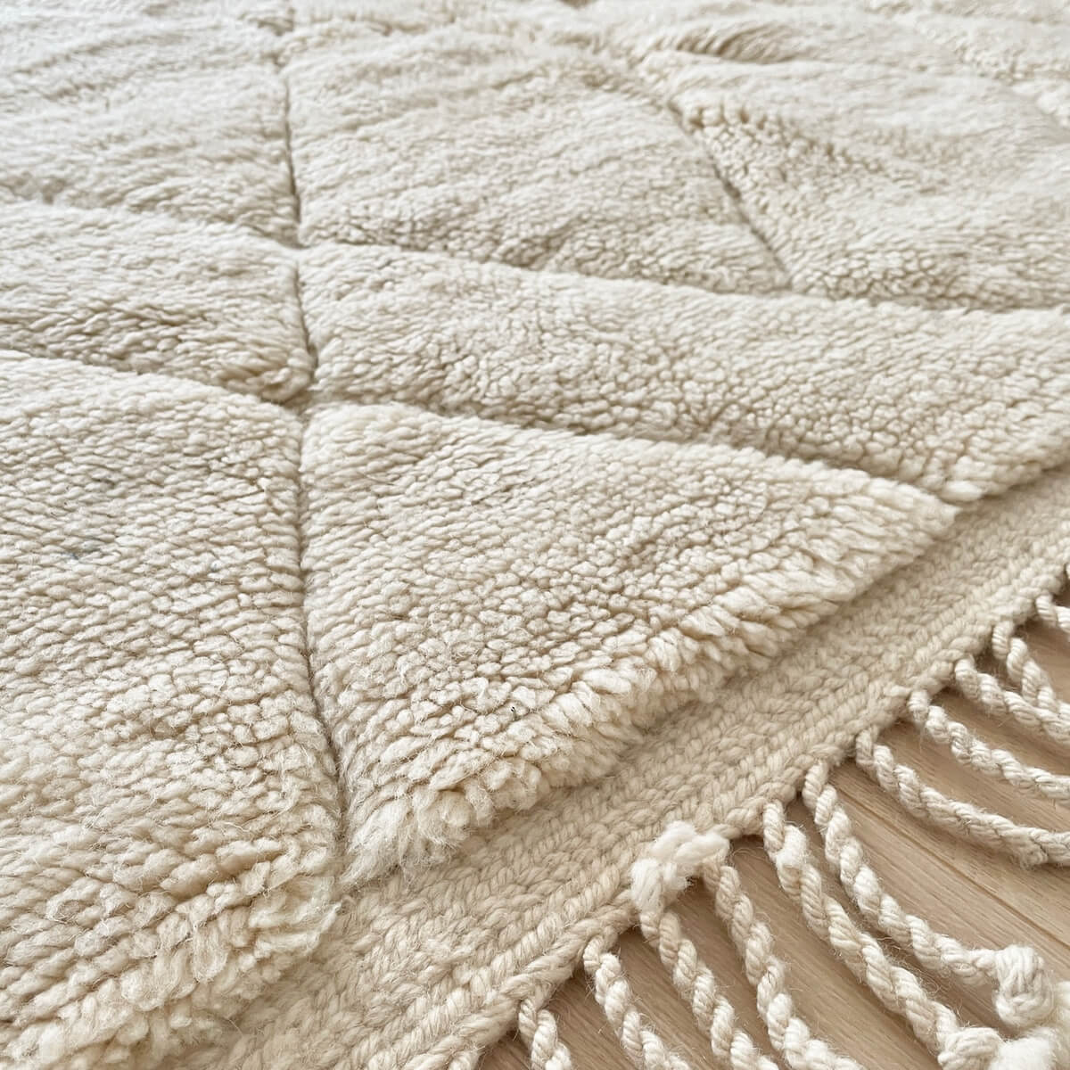 covor Beni Mrirt extrem de luxos, dens si pufos, realizat manual de artizani din Maroc prin innodare, model modern cu linii asimetrice nuante naturale alb crem, zoom 2