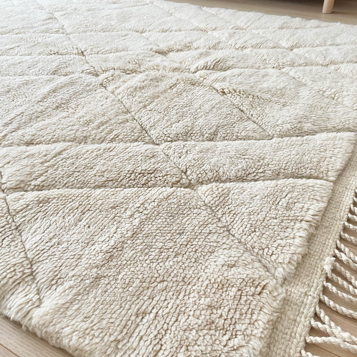 covor Beni Mrirt extrem de luxos, dens si pufos, realizat manual de artizani din Maroc prin innodare, model modern cu linii asimetrice nuante naturale alb crem, ciucuri