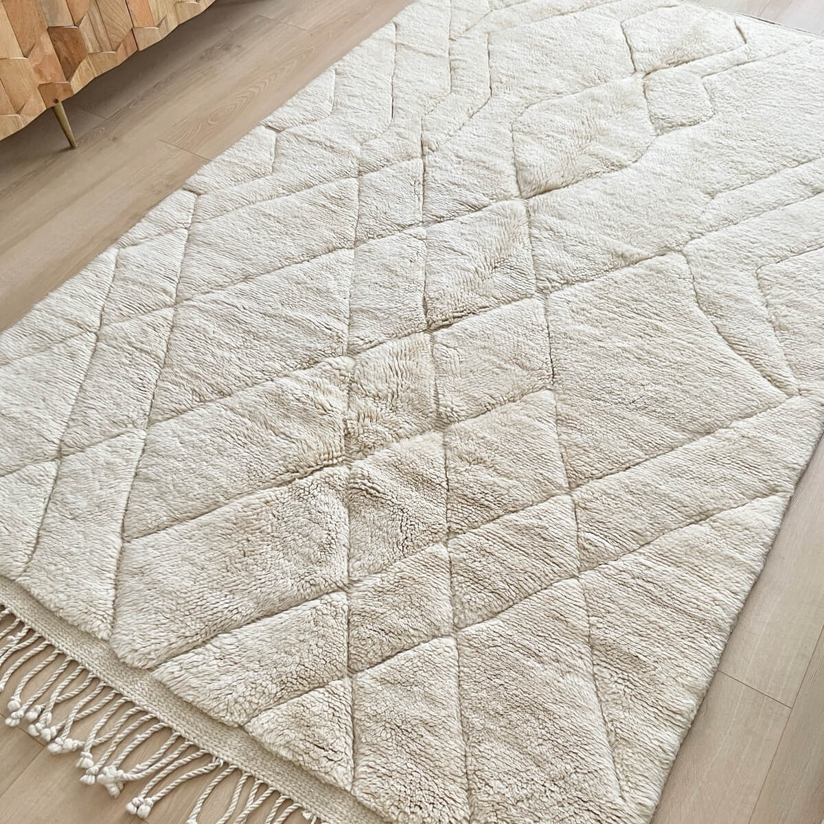 covor Beni Mrirt extrem de luxos, dens si pufos, realizat manual de artizani din Maroc prin innodare, model modern cu linii asimetrice nuante naturale alb crem, pe podea