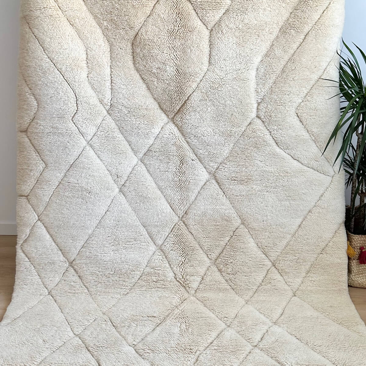 covor Beni Mrirt extrem de luxos, dens si pufos, realizat manual de artizani din Maroc prin innodare, model modern cu linii asimetrice nuante naturale alb crem, gros