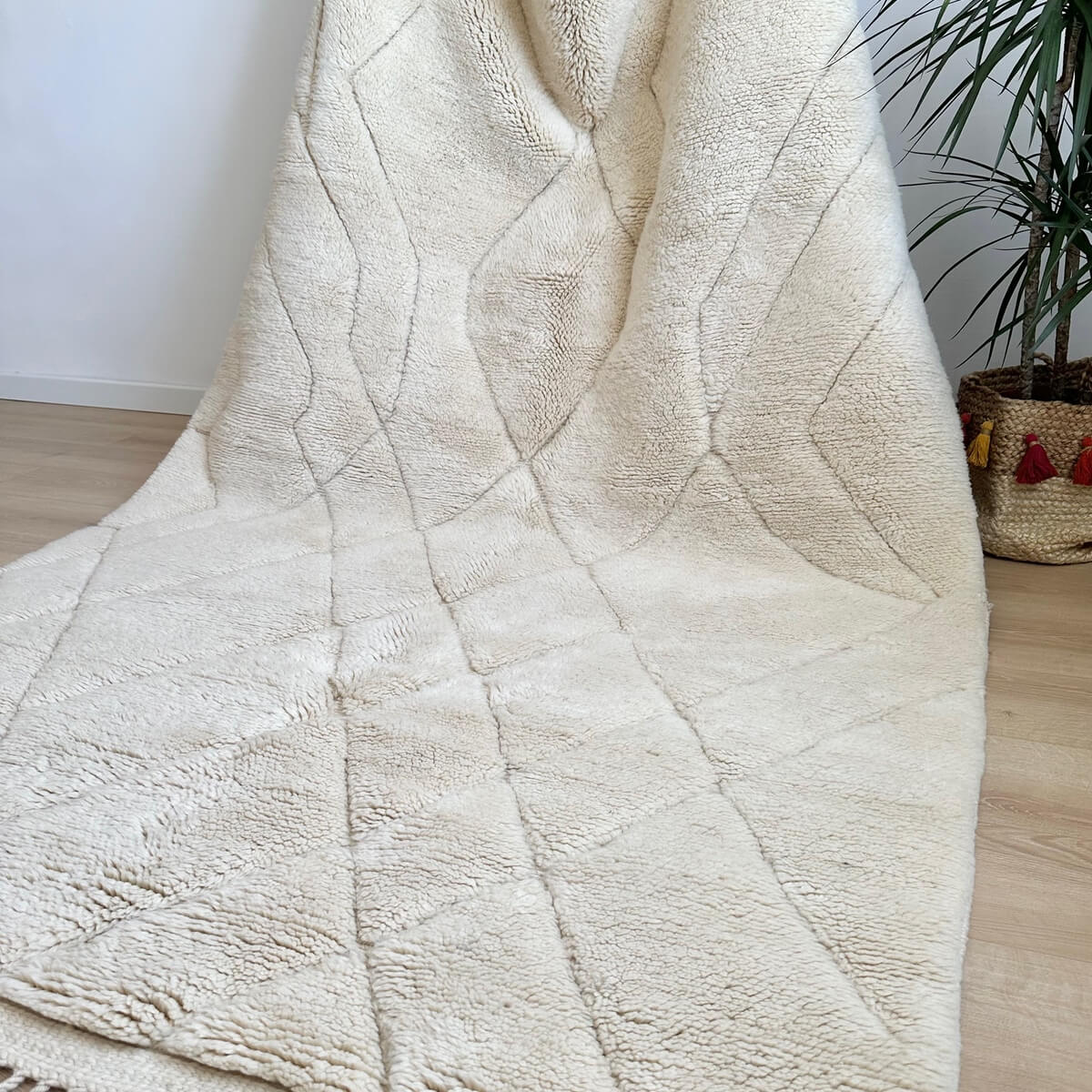covor Beni Mrirt extrem de luxos, dens si pufos, realizat manual de artizani din Maroc prin innodare, model modern cu linii asimetrice nuante naturale alb crem, calitate