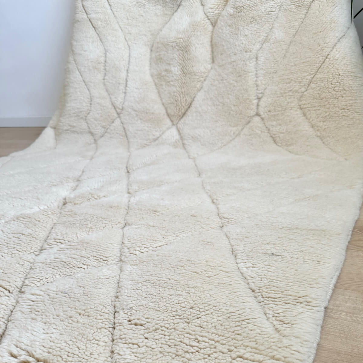 covor Beni Mrirt extrem de luxos, dens si pufos, realizat manual de artizani din Maroc prin innodare, model modern cu linii asimetrice nuante naturale alb crem, frumos