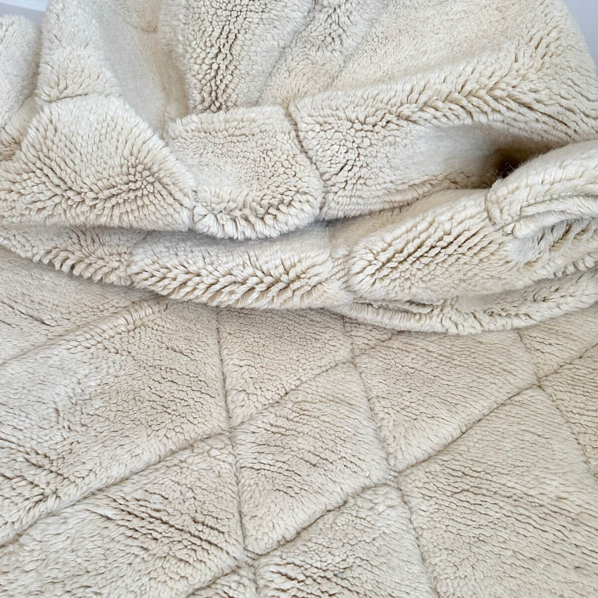 covor Beni Mrirt extrem de luxos, dens si pufos, realizat manual de artizani din Maroc prin innodare, model modern cu linii asimetrice nuante naturale alb crem, strans