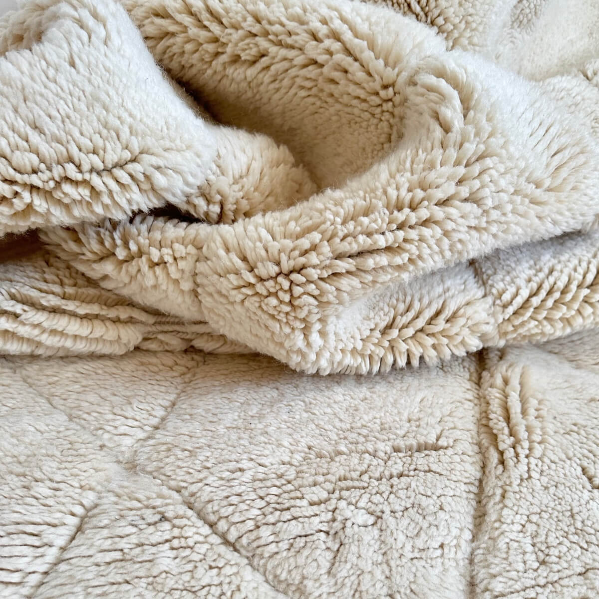 covor Beni Mrirt extrem de luxos, dens si pufos, realizat manual de artizani din Maroc prin innodare, model modern cu linii asimetrice nuante naturale alb crem, zoom