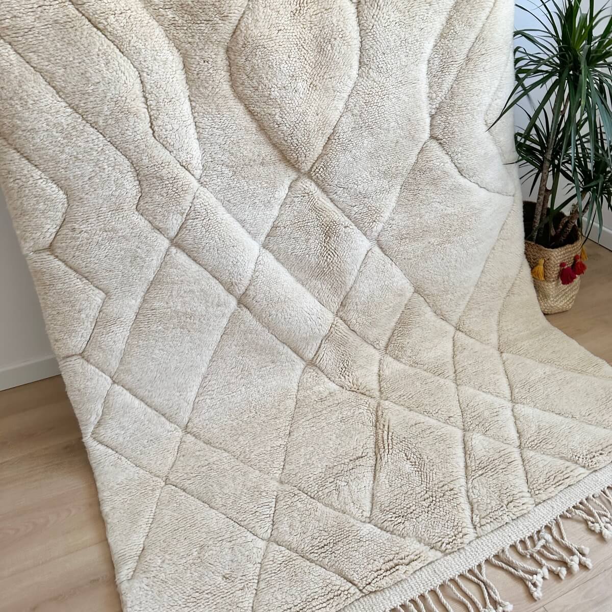 covor Beni Mrirt extrem de luxos, dens si pufos, realizat manual de artizani din Maroc prin innodare, model modern cu linii asimetrice nuante naturale alb crem, curge