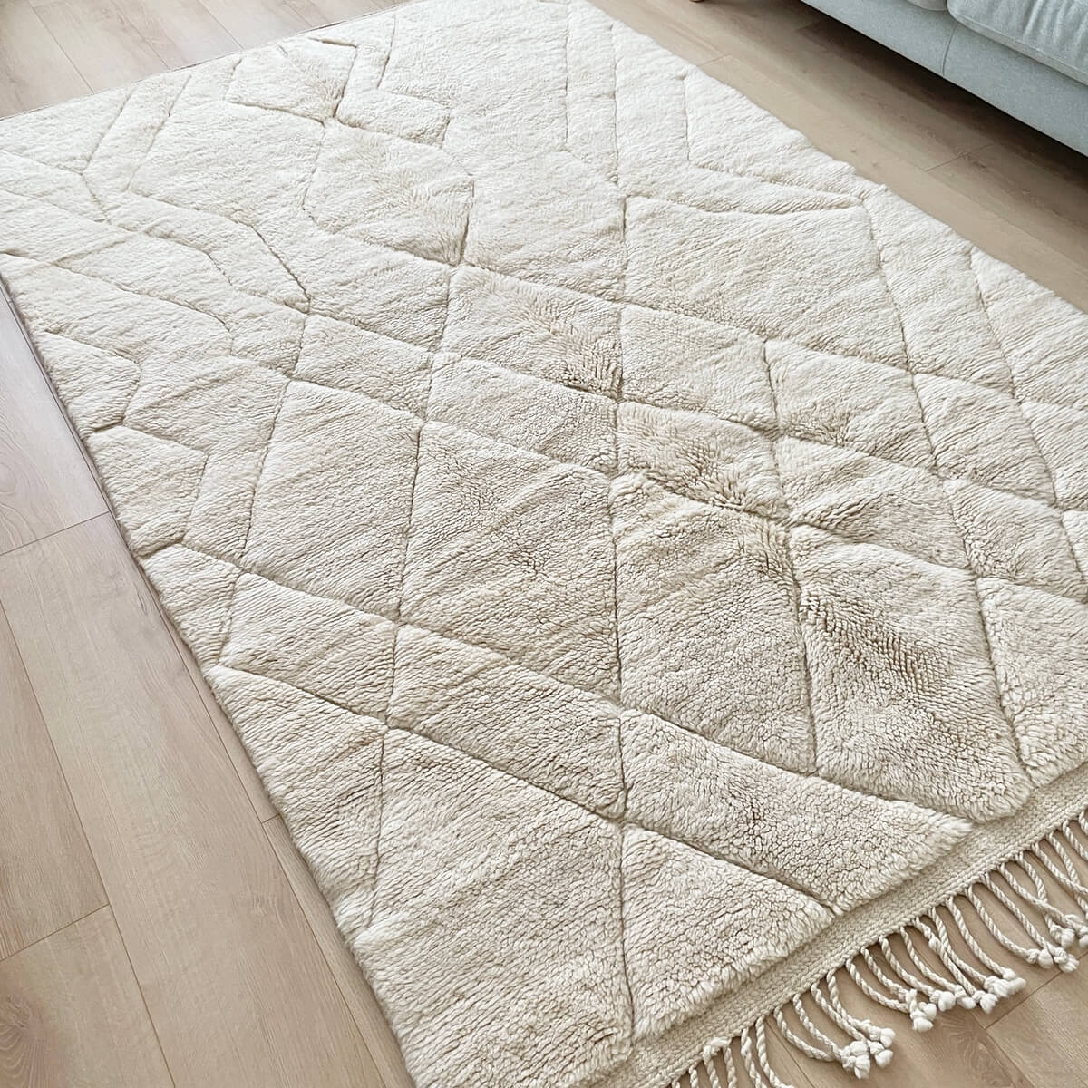 covor Beni Mrirt extrem de luxos, dens si pufos, realizat manual de artizani din Maroc prin innodare, model modern cu linii asimetrice nuante naturale alb crem, intins