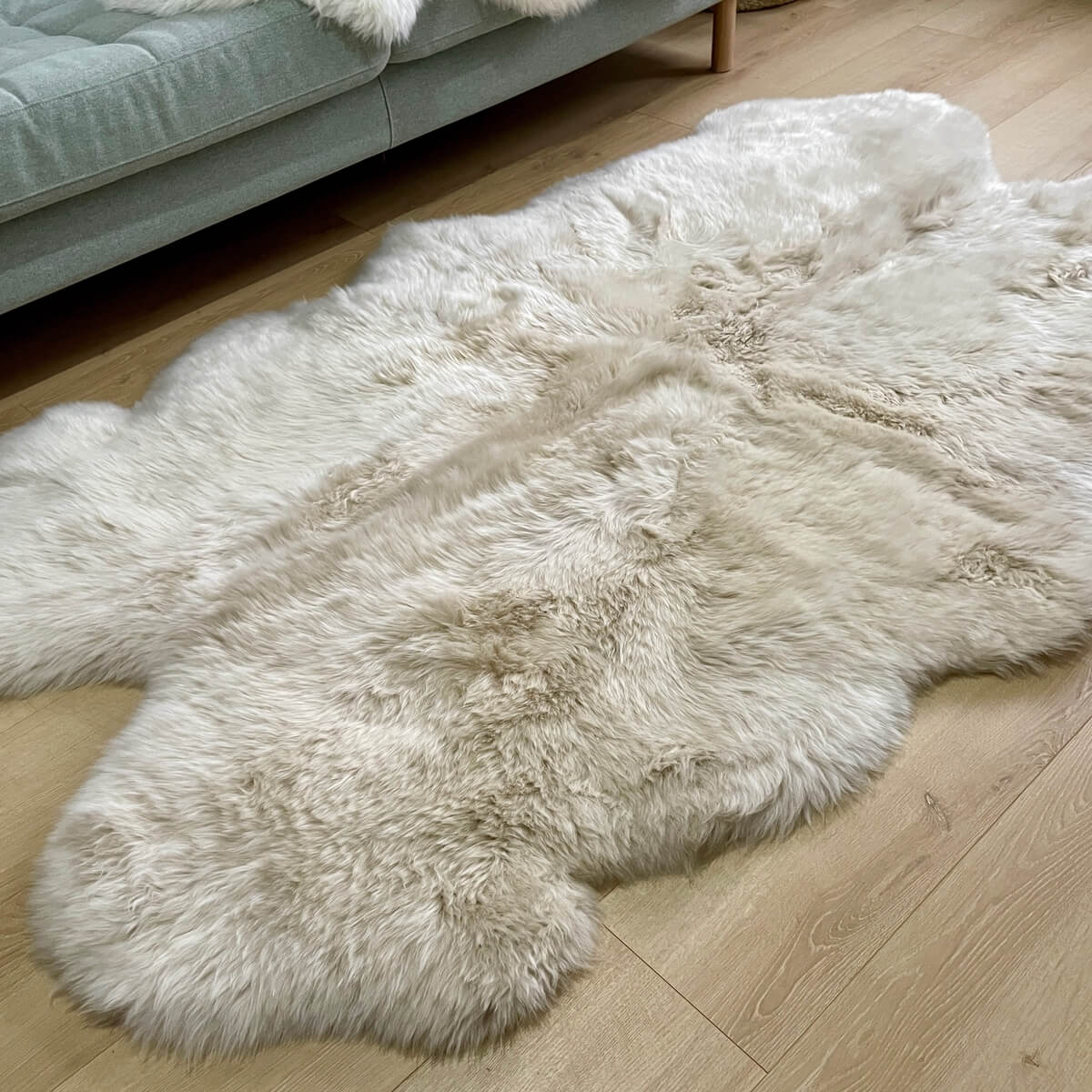 Covor Quad din Blana Naturala de Oaie, Crem, dens si somptuos, 4 piei de calitate premium cusute.