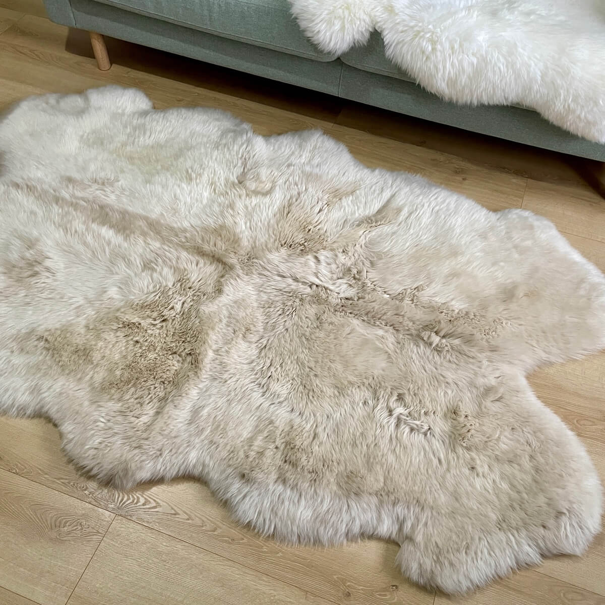 Covor Quad din Blana Naturala de Oaie, Crem, dens si somptuos, 4 piei de calitate premium cusute, in fata canapelei