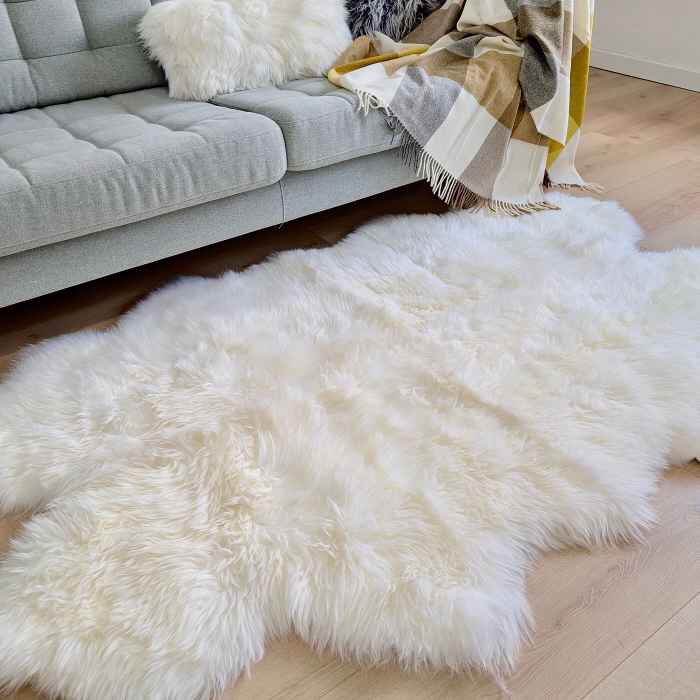 Covor Quad din blană naturală creat din 4 piei de oaie australiană calitate premium - culoare albă - mărime 160 x 105 cm cu fir dens și lung de 5-7 cm - in living