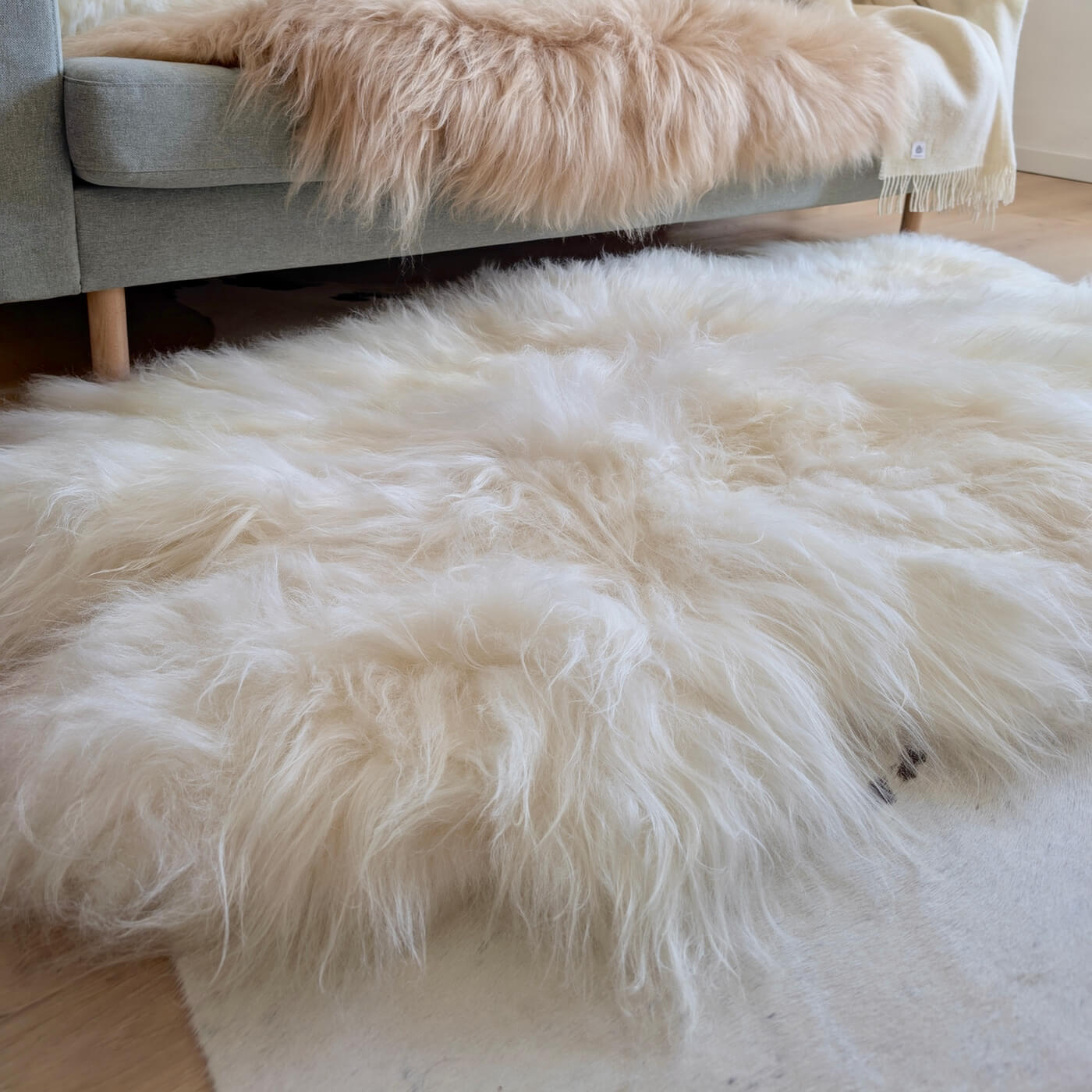 Covor Quad din Blană Naturală de Oaie Islandeză - realizat din 4 piei întregi cusute împreună - dimensiune 180 x 110 cm - fir extra lung minim 10 cm - alb ivory - decor 2