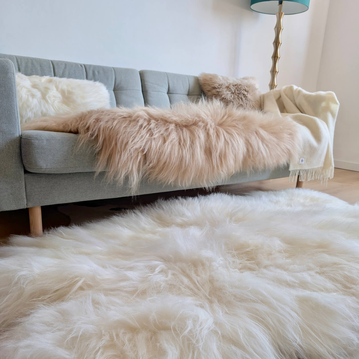 Covor Quad din Blană Naturală de Oaie Islandeză - realizat din 4 piei întregi cusute împreună - dimensiune 180 x 110 cm - fir extra lung minim 10 cm - alb ivory - decor 3
