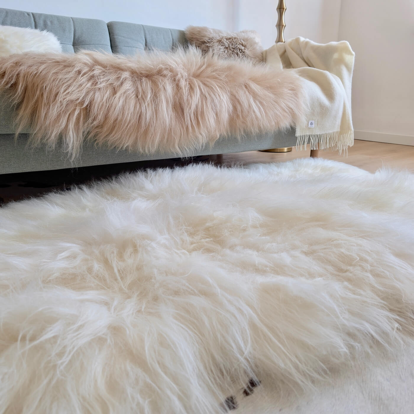 Covor Quad din Blană Naturală de Oaie Islandeză - realizat din 4 piei întregi cusute împreună - dimensiune 180 x 110 cm - fir extra lung minim 10 cm - alb ivory - de aproape