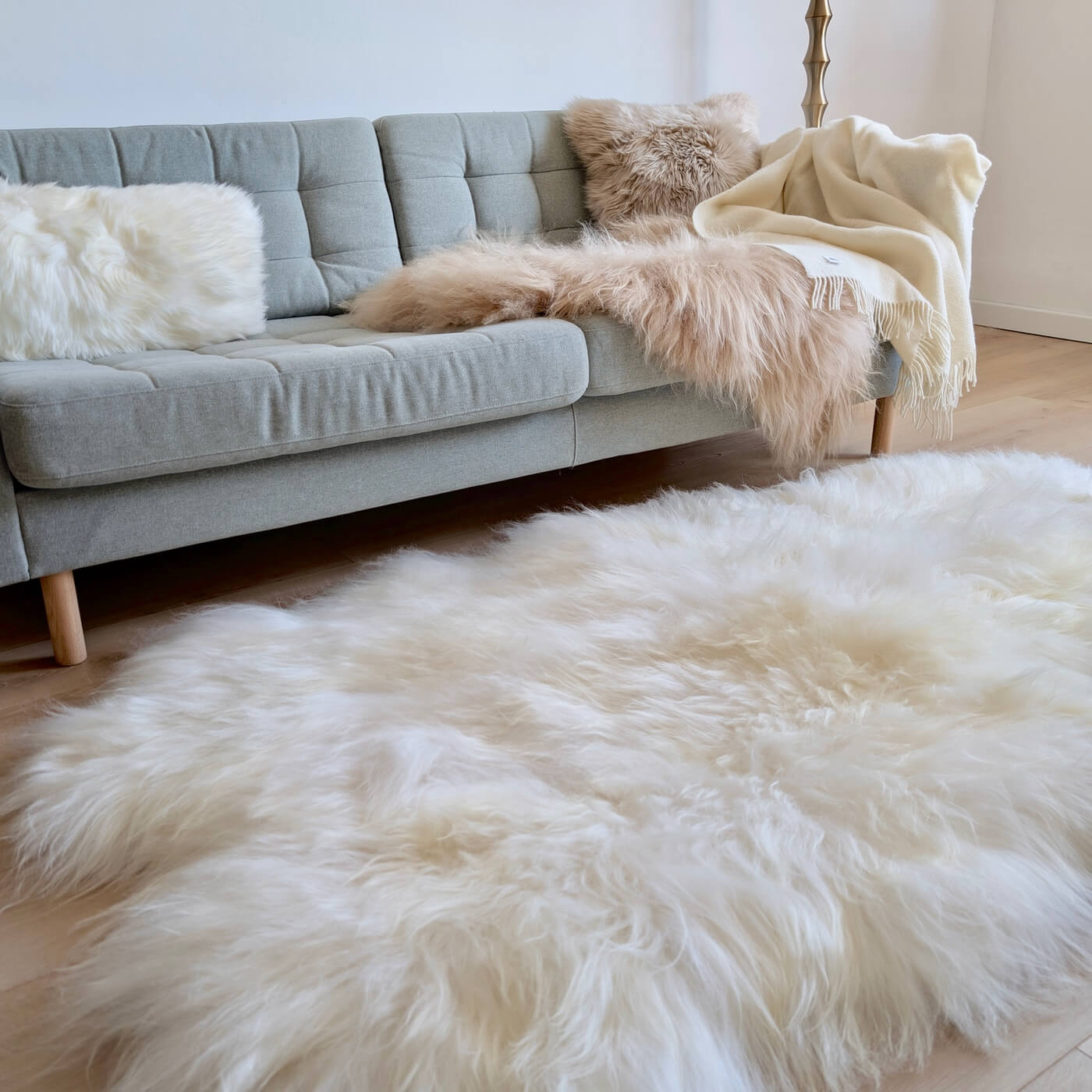 Covor Quad din Blană Naturală de Oaie Islandeză - realizat din 4 piei întregi cusute împreună - dimensiune 180 x 110 cm - fir extra lung minim 10 cm - alb ivory - dens si pufos