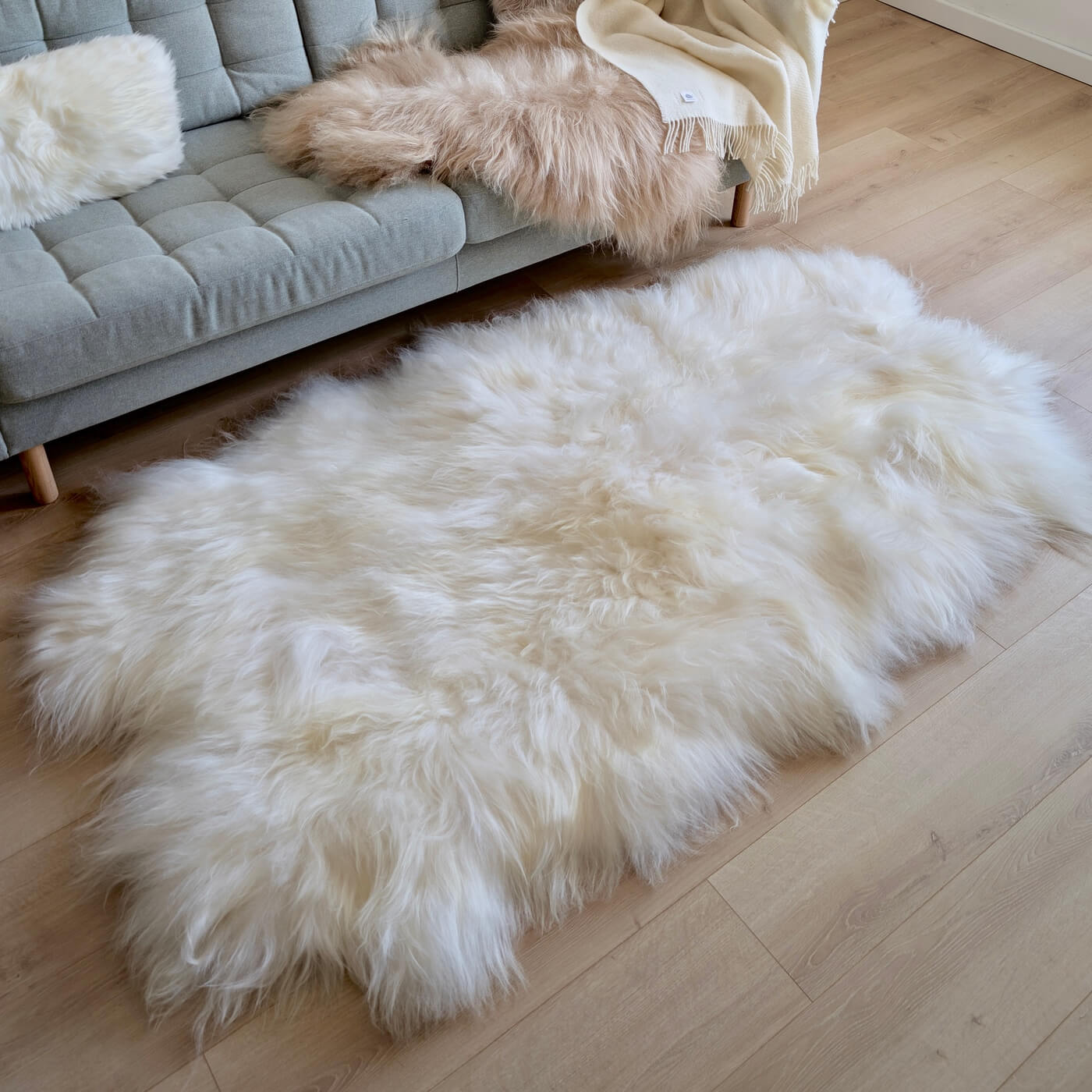 Covor Quad din Blană Naturală de Oaie Islandeză - realizat din 4 piei întregi cusute împreună - dimensiune 180 x 110 cm - fir extra lung minim 10 cm - alb ivory - pe parchet