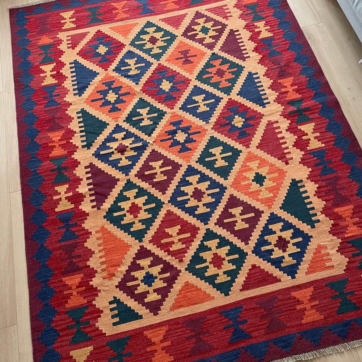 covor cu tesatura plata kilim - tesut manual in iran - colorat cu modele traditionale - 230x170 - pe podea 1