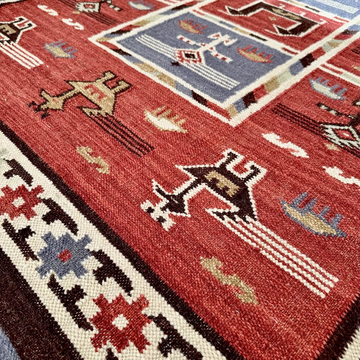 covor traditional kilim realizat din lana birdsong cu modele aztece in nuante calde pamantii, zoom