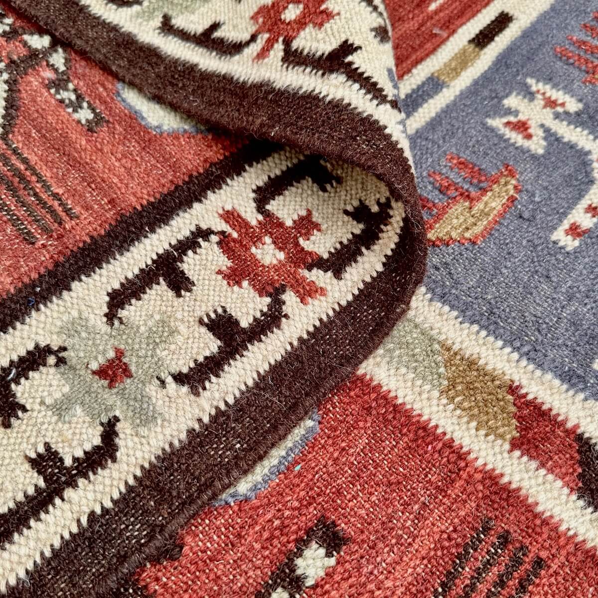 covor traditional kilim realizat din lana birdsong cu modele aztece in nuante calde pamantii, mango+bloom, zoom