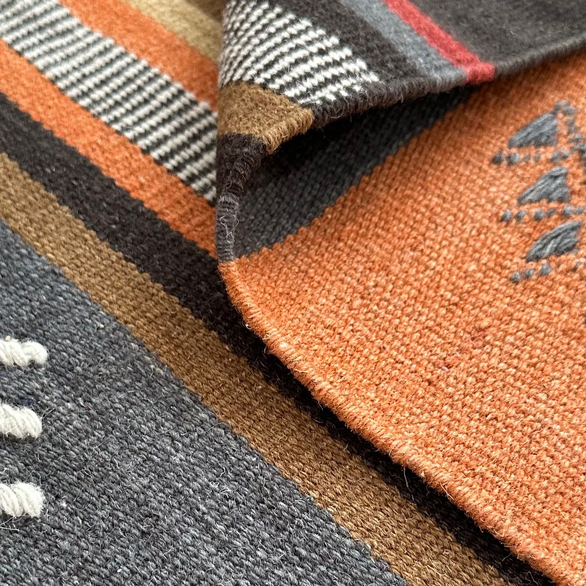 covor kilim Juma tesut traditional din lana si bumbac, culori si nuante pamantii calde cu modele, tesatura