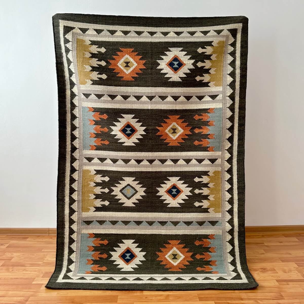 covor traditional kilim Sakala negru cu romburi tesut manual din lana, mango+bloom