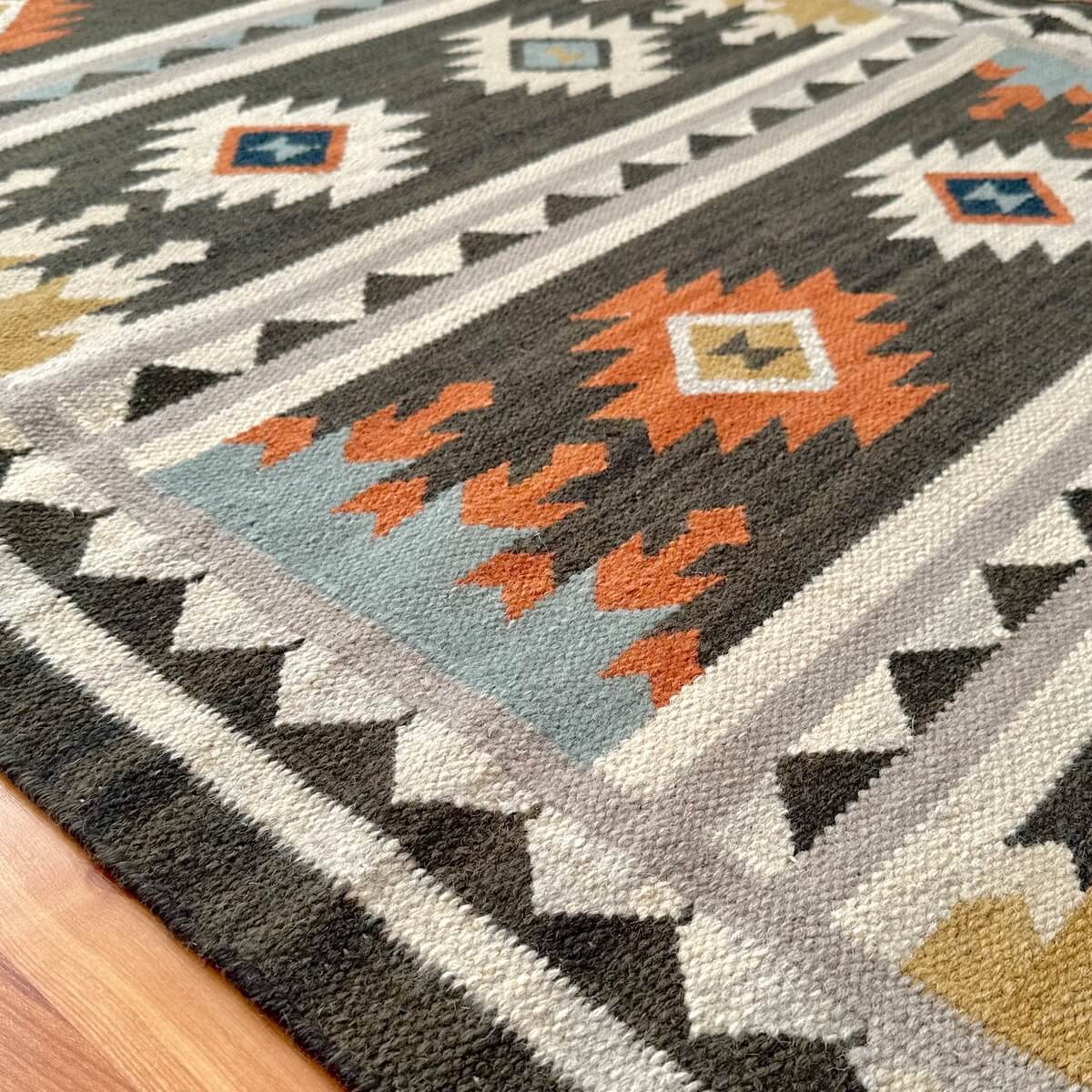 covor traditional kilim Sakala negru cu romburi tesut manual din lana