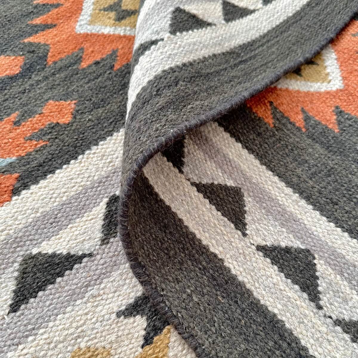 covor traditional kilim Sakala negru cu romburi tesut manual din lana, tesatura