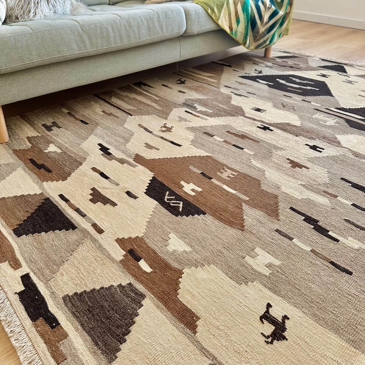 Covor subtire Kilim, tesut plat pe razboaie traditionale din lana, culori neutre de crem, gri si maro cu simboluri, creat in Iran 220x150cm, decor 1