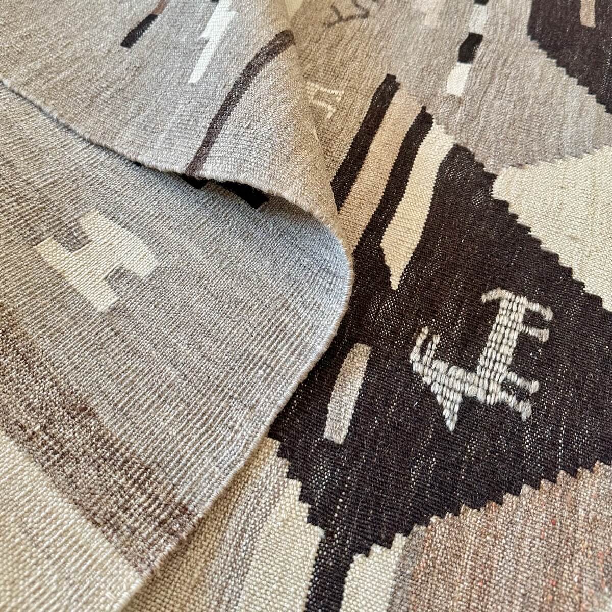 Covor subtire Kilim, tesut plat pe razboaie traditionale din lana, culori neutre de crem, gri si maro cu simboluri, creat in Iran 220x150cm, zoom