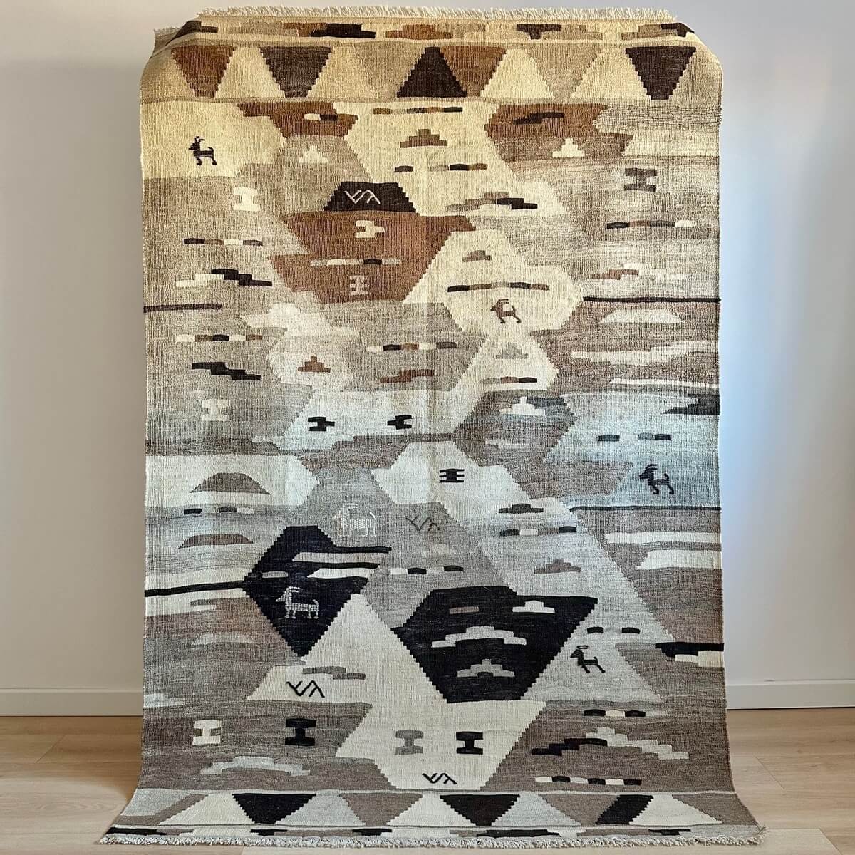 Covor subtire Kilim, tesut plat pe razboaie traditionale din lana, culori neutre de crem, gri si maro cu simboluri, creat in Iran 220x150cm