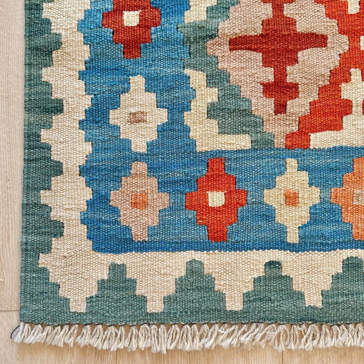 Covor traditional Kilim tesut plat - subtire si durabil - tesut plat din lana in Iran - multicolor in nuante de verde albastru rosu pe fundal crem, zoom