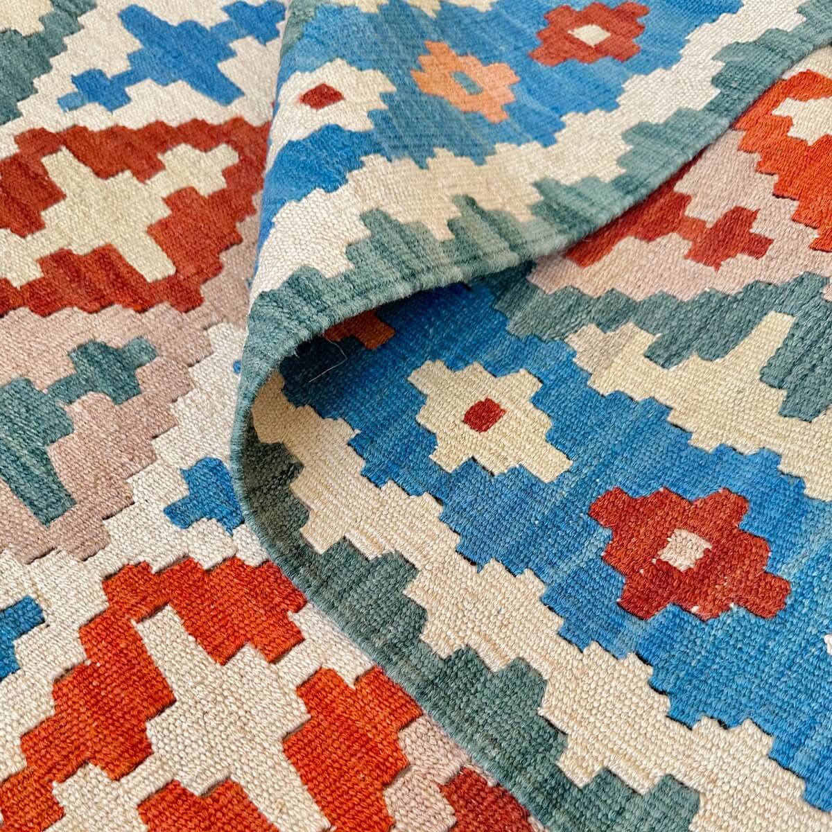 Covor traditional Kilim tesut plat - subtire si durabil - tesut plat din lana in Iran - multicolor in nuante de verde albastru rosu pe fundal crem, zoom 2