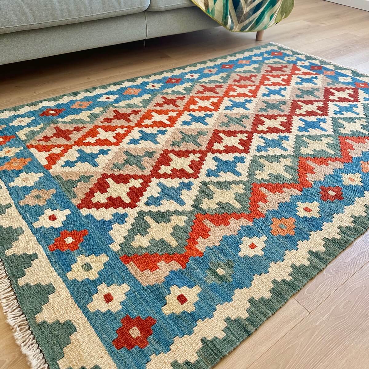 Covor traditional Kilim tesut plat - subtire si durabil - tesut plat din lana in Iran - multicolor in nuante de verde albastru rosu pe fundal crem, decor 1