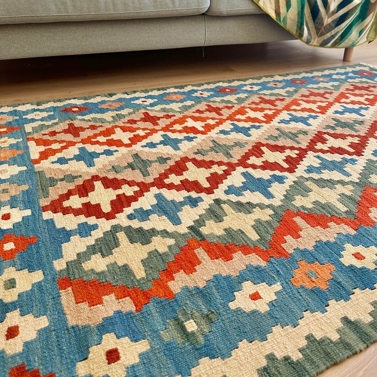 Covor traditional Kilim tesut plat - subtire si durabil - tesut plat din lana in Iran - multicolor in nuante de verde albastru rosu pe fundal crem, decor 2