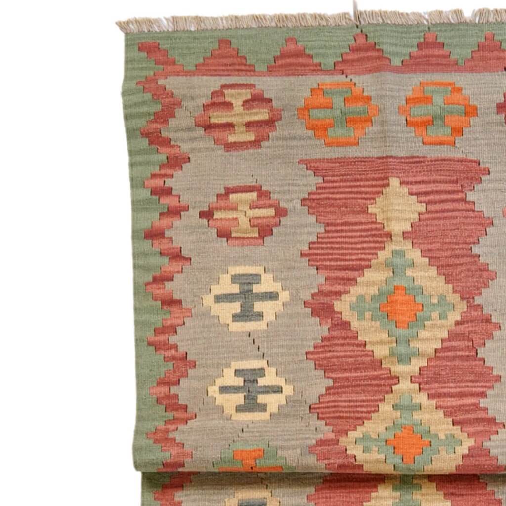Traversa din lână țesuta manual cu motive geometrice in culori pastel si franjuri mici, Kilim Gashghai (490cm x 106cm)