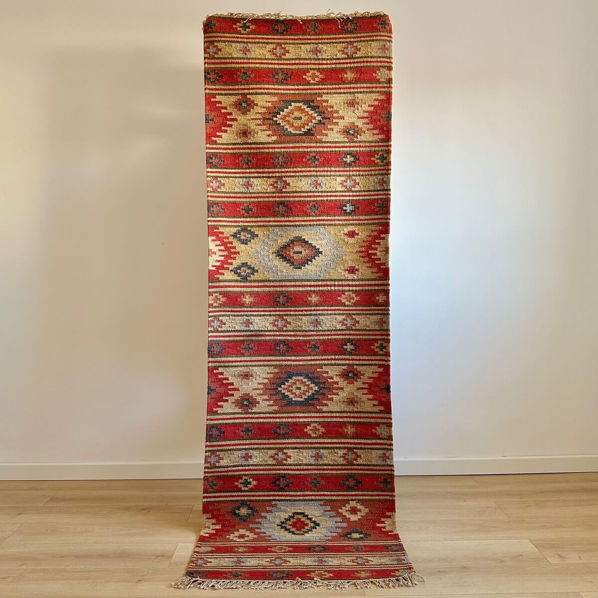 covor traversa subtire cu tesatura plata Kashi, model Kilim cu forme geometrice aztece, multicolor predominant rosu