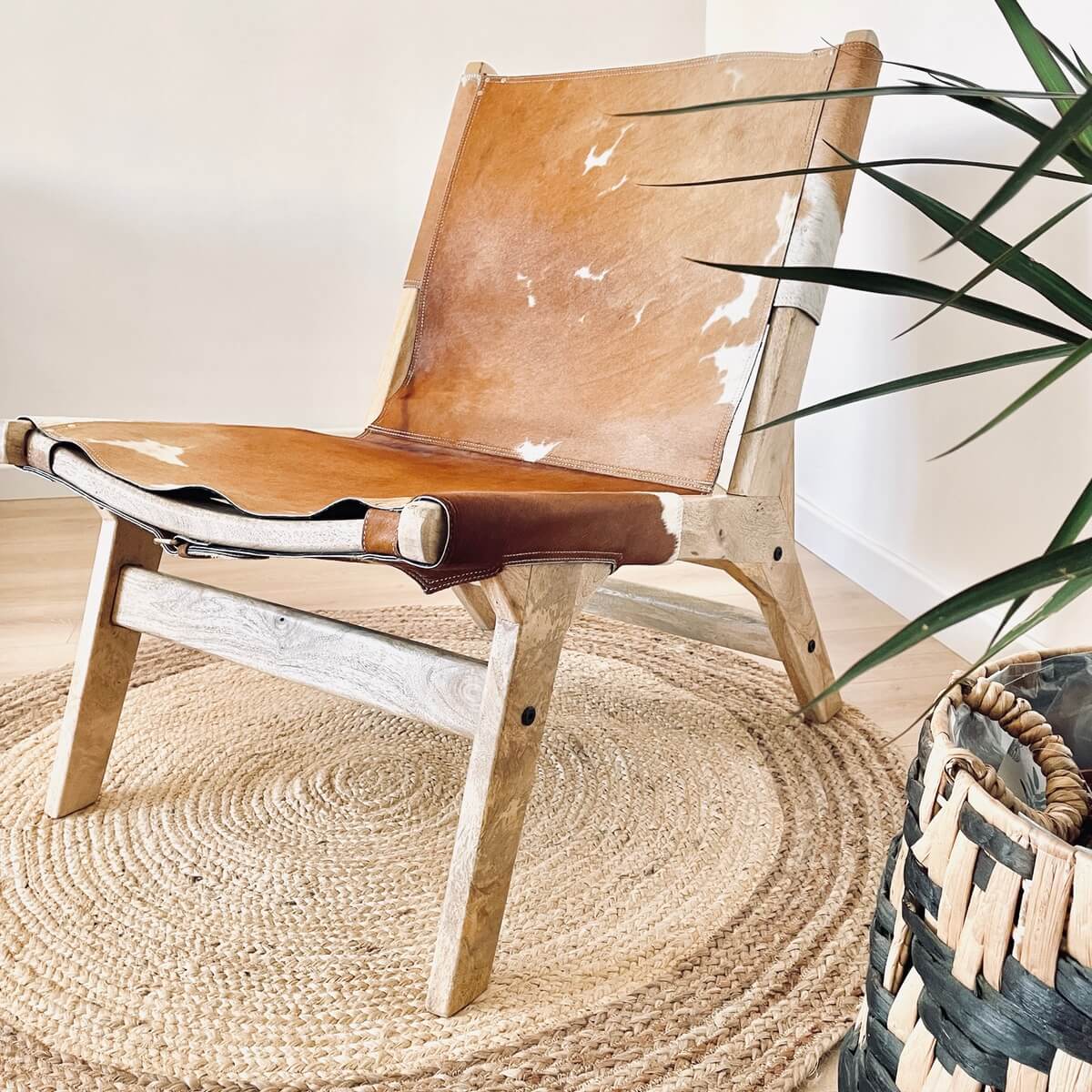 Fotoliu living din lemn de salcam si piele naturala de vaca, Alb + Maro, decor living