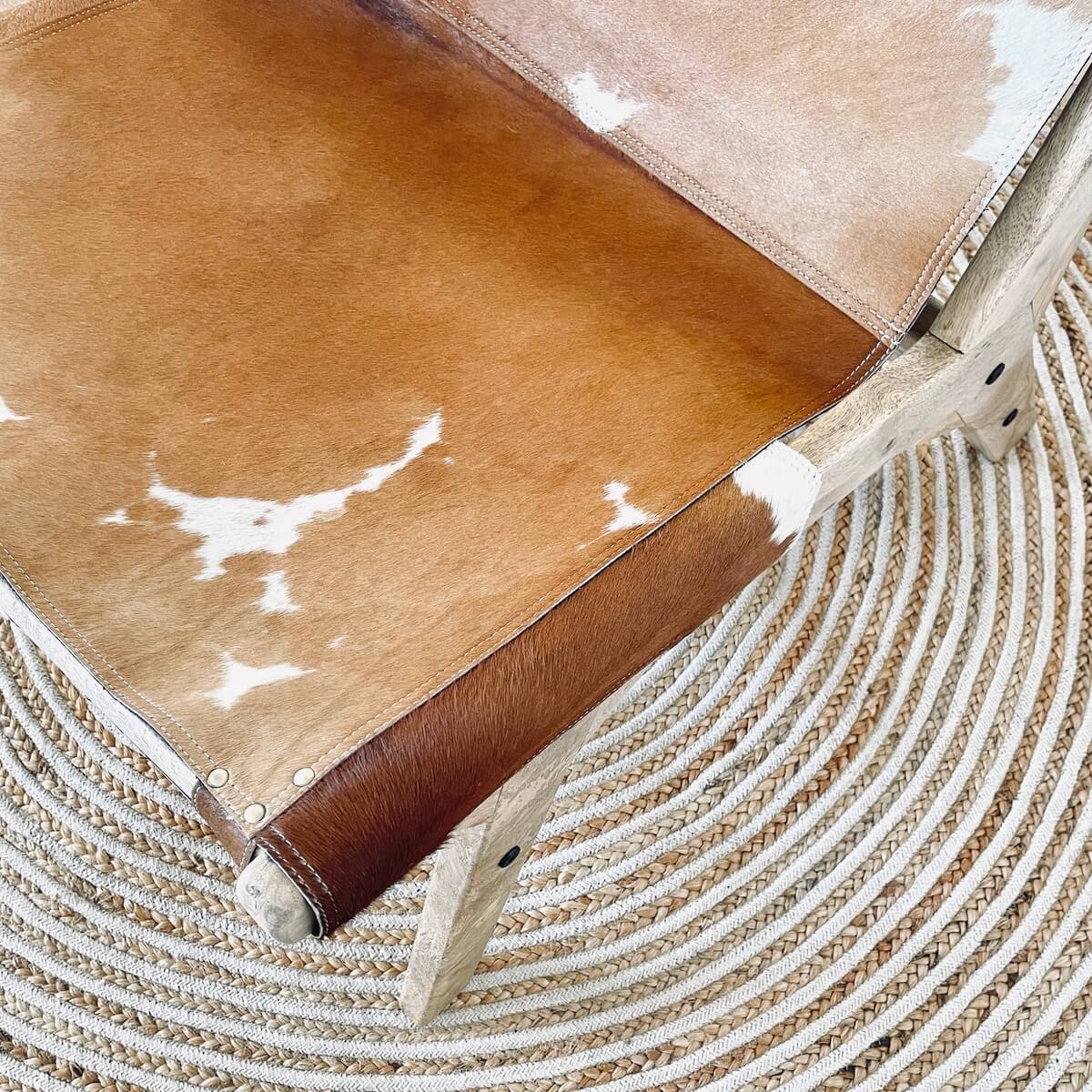 Fotoliu living din lemn de salcam si piele naturala de vaca, Alb + Maro, decor living zoom