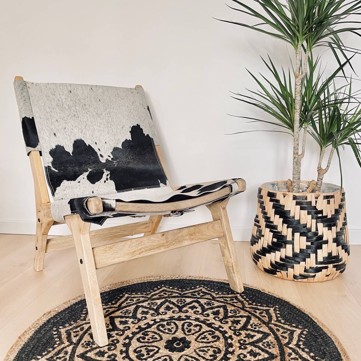 Fotoliu living din lemn de salcam si piele naturala de vaca, Alb Negru, decor living